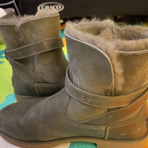Olive green UGG boots, EUC W9.5